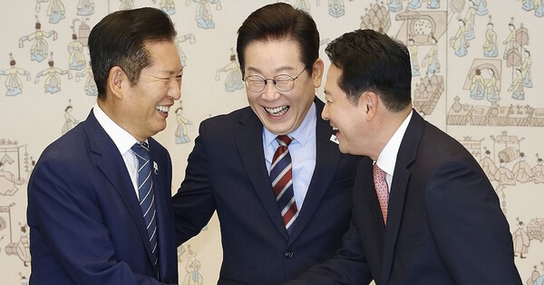 이재명 대통령이 2025년 9월8일 용산 대통령실에서 여야 지도부 오찬 회동에 참석한 정청래 더불어민주당 대표와 장동혁국민의힘  대표가 악수를 나누는 모습을 웃으며 지켜보고 있다. ⓒ 연합뉴스