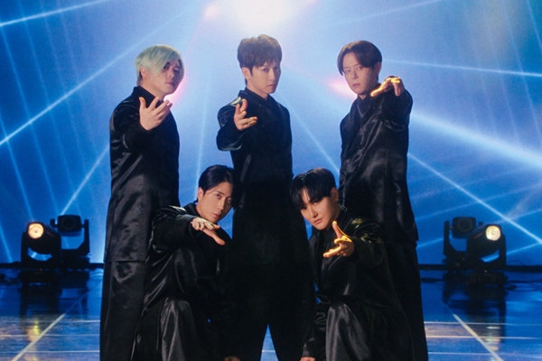 G마켓은 H.O.T. 완전체가 출연한 설 빅세일 광고가 지난해 9월부터 5개월 동안 유튜브 누적 조회수 2억1천만 회를 기록했다고 11일 밝혔다. 광고에 출연한 H.O.T. 멤버 전원이 무대 위에서 사진을 찍기 위해 자세를 잡고 있다. ⓒG마켓