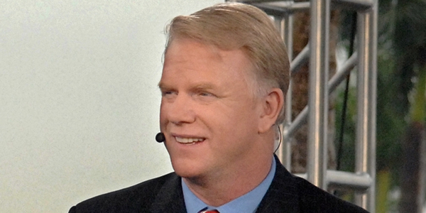 "부머" 어사이어슨("Boomer" Esiason) 9일(현지시각) 미국 동계 올림픽 선수들에게 "입 다물고 운동이나 하라"고 말했다. 사진은 슈퍼볼 해설 중인 부머 어사이어슨의 모습. ⓒ Public Domain