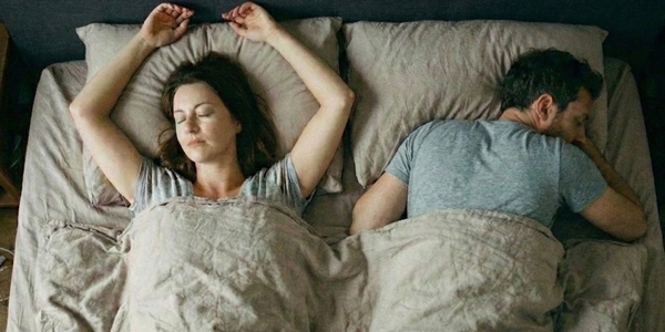 수면 자세는 단순한 개인의 '수면 취향'이 아닌 '증상'일 수도 있다. 사진은 이해를 돕기 위해 AI로 생성한 그림을 재편집한 것.