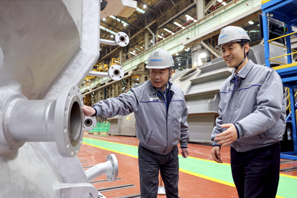 박정원 두산그룹 회장(왼쪽)이 11일 경남 창원시 두산에너빌리티 사업장을 방문해 제작되고 있는 발전용 가스터빈 제품을 살펴보고 있다. ⓒ두산
