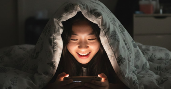 AI로 제작한 이불을 뒤집어쓰고 핸드폰 중인 소녀. ⓒ허프포스트코리아