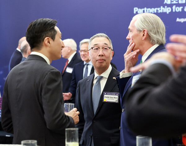 박지원 두산에너빌리티 회장(가운데), 정기선 HD현대 수석부회장이 2025년 8월 25일 미국 워싱턴DC 윌라드 호텔에서 열린 한미 비즈니스 라운드 테이블에서 참석한 미국 기업인과 대화하고 있다. ⓒ연합뉴스