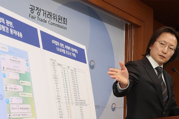 주병기 공정거래위원장이 12일 정부세종청사 공정위 기자실에서 3개 설탕 제조판매 사업자의 담합사건 심의결과를 설명하고 있다. 공정위는 씨제이제일제당, 삼양사, 대한제당에 대해 행위 금지명령과 시정명령, 그리고 과징금 총 4천83억 원을 부과하기로 결정했다. ⓒ연합뉴스