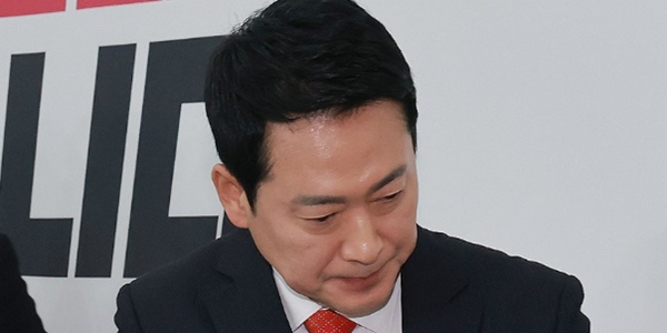 장동혁 국민의힘 대표가 12일 오전 국회에서 이재명 대통령과의 오찬에 불참하는 것과 관련해 입장을 밝힌 뒤 이동하고 있다. ⓒ연합뉴스