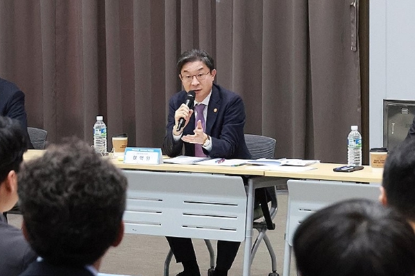 이억원&nbsp;금융위원장이 11일 전남 여수 상공회의소에서 열린 국민성장펀드·지역우대금융 간담회에서 발언하고 있다. ⓒ금융위원회