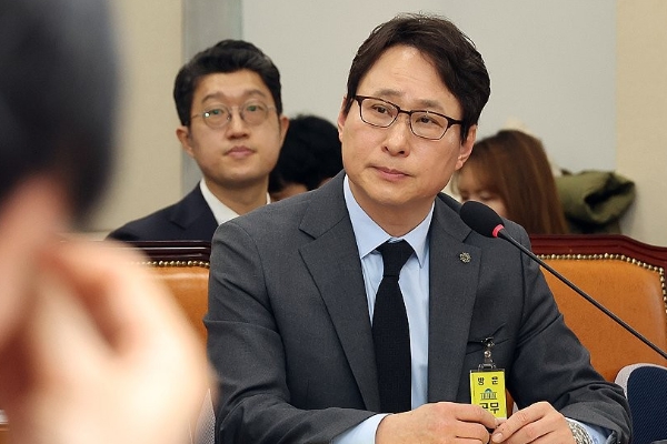 이재원&nbsp;빗썸&nbsp;대표이사가 11일 국회 정무위원회에서 열린 국내 가상자산거래소&nbsp;빗썸에서 발생한 거액의 비트코인 오지급 사태 관련 긴급 현안 질의에서 여야 의원들의 질문을 듣고 있다. ⓒ연합뉴스