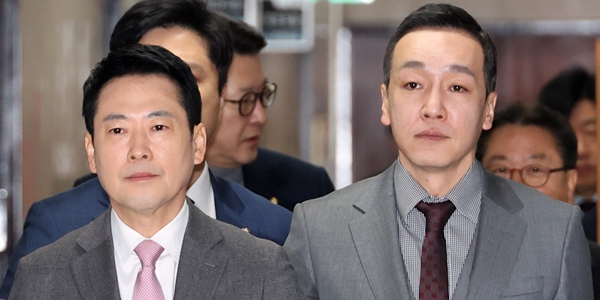 김민수 국민의힘 최고위원(오른쪽)이 9일 국회에서 열린 최고위원회의에 참석하기 위해 장동혁 국민의힘 대표와 함께 입장하고 있다. ⓒ 연합뉴스