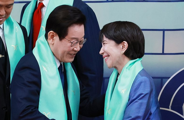 2025 APEC 정상회의에서 인사 중인 다카이치 사나에 일본 총리와 이재명 대통령. ⓒ연합뉴스