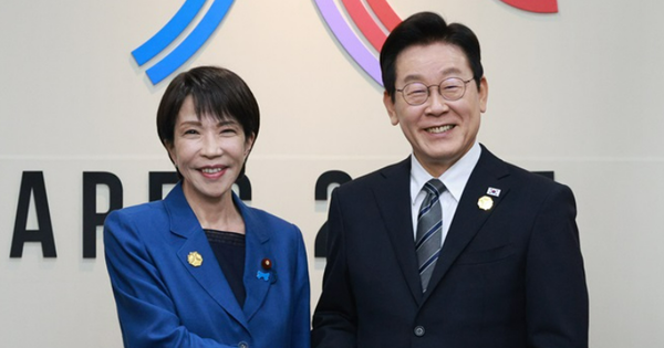 이재명 대통령과 다카이치 사나에 일본 총리가 2025 APEC 정상회의장에서 만났다. ⓒ연합뉴스