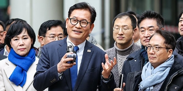 송영길 전 더불어민주당 대표가 13일&nbsp;&nbsp;서울고등법원에서 열린 2심 선고 공판에서 무죄를 선고 받은 뒤 더불어민주당 의원들과 법원 청사 앞에 서서 입장을 밝히고 있다. ⓒ연합뉴스