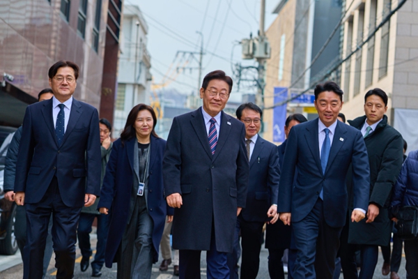 이재명 대통령(가운데)이 12일 경복궁 주변을 산책하고 있다. ⓒ청와대