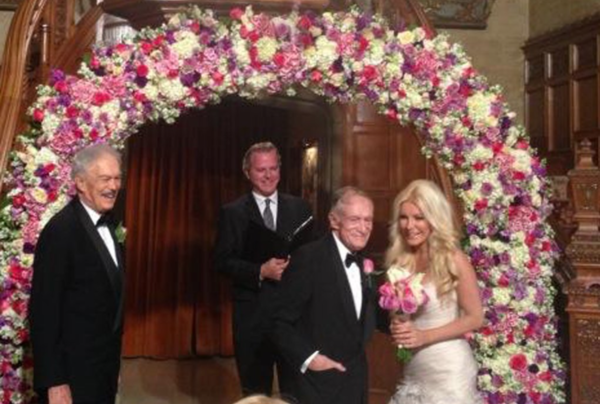 미국 성인잡지 플레이보이 창업주 휴&nbsp;헤프너가 2012년 플레이보이 모델 출신 크리스털 해리스와 결혼식을 올리고 있다. ⓒ연합뉴스