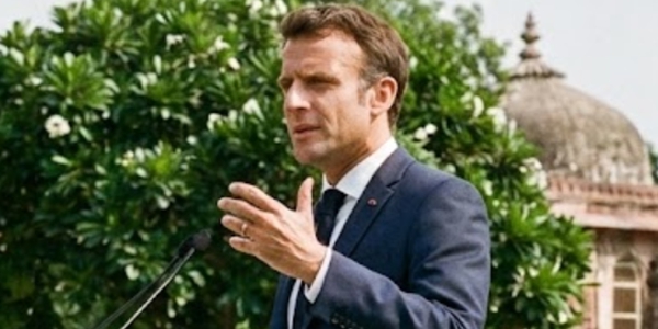 에마뉘엘 마크롱 프랑스 대통령이 18일(현지시각) 인도 뉴델리에서 거대 소셜 미디어 기업들이 혐오 콘텐츠 알고리즘이 '표현의 자유'라고 주장하는 것을 두고 "완전히 허튼소리(pure bullshit)"라고 일축했다.&nbsp;사진은 이해를 돕기 위해 AI로 생성한 그림을 재편집한 것.