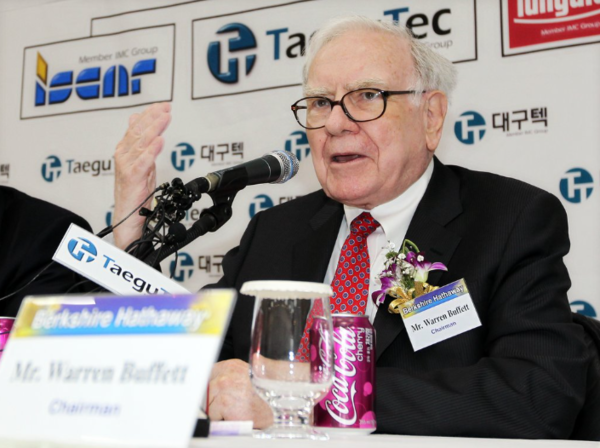 워런 버핏 버크셔 해서웨이 회장이 2011년 대구시 달성군 가창면의 대구텍에서 기자회견을 갖고 취재진의 질문에 답하고 있다. ⓒ연합뉴스