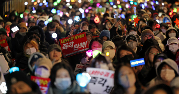 서울 여의도 국회 앞에서 열린 윤석열 탄핵 및 구속을 촉구하는 시민들. ⓒ연합뉴스