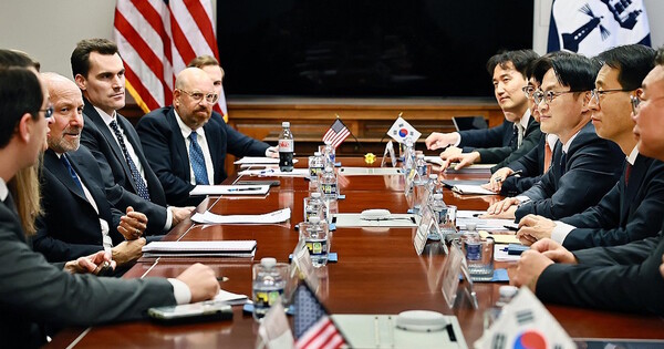 김정관 산업통상부 장관이 2026년 1월29일(현지시각) 미국 워싱턴 D.C. 상무부 회의실에서 하워드 러트닉 미국 상무부 장관과 면담을 갖고 관세 등 통상 현안을 논의하고 있다. ⓒ 산업통상부