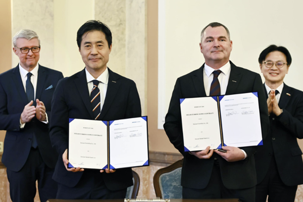 (왼쪽부터) 카렐 하블리체크 체코 부총리 겸 산업통상부 장관, 손승우 두산에너빌리티 파워서비스BG장, 다니엘 프로차즈카 두산스코다파워 최고운영책임자(COO), 김정관 산업통상부 장관이 16일(현지시각) 체코 프라하에서 열린 구매계약 서명식에서 기념촬영을 하고 있다. ⓒ두산에너빌리티