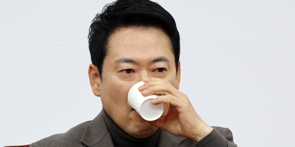 장동혁 국민의힘 대표가 19일 국회에서 열린 최고위원회의에서 물을 마시고 있다. ⓒ연합뉴스