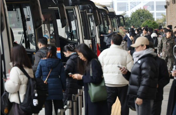 설날 연휴를 앞두고 승강장을 찾은 시민들. ⓒ연합뉴스