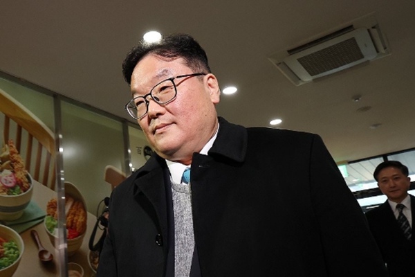 엄희준 광주고검 검사가 쿠팡의 퇴직금 미지급 의혹을 수사 중이던 문지석 부장검사에게 무혐의 처분 하라고 압력을 행사한 혐의로 19일 상설특별검사의 3번째 조사를 받는다.  사진은 엄 검사가 지난 9일 서울 서초구 안권섭 상설특별검사 사무실로 출석하고 있는 모습. ⓒ연합뉴스