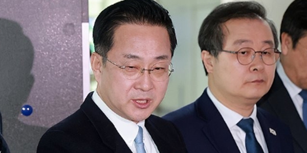 민주당 '이재명 대통령 사건 공소취소와 국정조사 추진을 위한 의원 모임' 상임대표인 박성준 의원(왼쪽)이 20일 국회 의원회관에서 회의를 마친 뒤 취재진 질문에 답하고 있다. ⓒ연합뉴스