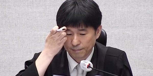 서울중앙지법 형사합의25부&nbsp;지귀연&nbsp;부장판사가 19일 서초구 서울중앙지방법원에서 열린 12·3 비상계엄 관련 윤석열 전 대통령의 내란 우두머리 혐의 1심 판결 선고 주문을 낭독하고 있다. ⓒ연합뉴스