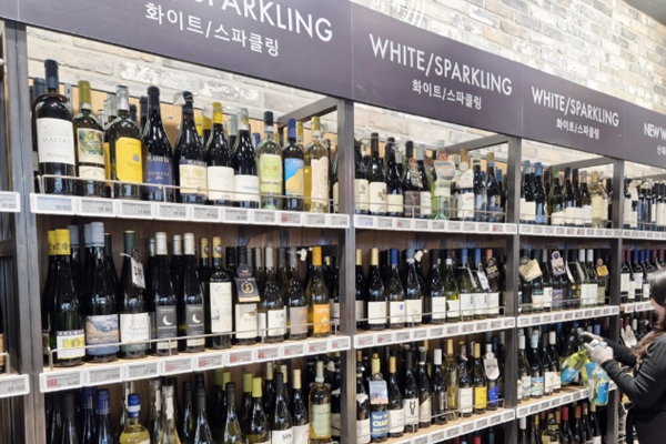 이마트의 한 와인매장에서 소비자가 화이트와 스파클링 와인 코너를 둘러보고 있는 모습. ⓒ연합뉴스