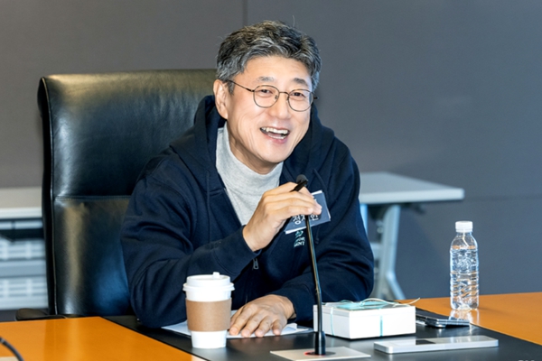 정재헌 SK텔레콤 사장이 사내 직원들과 스킨십을 늘리며 AX를 강조했다. ⓒSK텔레콤