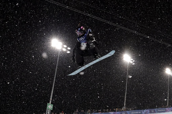 최가온 선수가 12일(현지시각) 이탈리아 리비뇨 스노파크에서 열린 '2026 밀라노·코르티나담페초 동계올림픽' 스노보드 여자 하프파이프 결선 3차 시기에서 묘기를 선보이고 있다. ⓒ연합뉴스