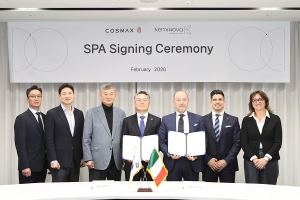 (왼쪽 두 번째부터) 이병주 코스맥스비티아이 대표이사 부회장, 이경수 코스맥스 회장, 최경 코스맥스 대표이사 부회장이&nbsp;성남시 코스맥스 판교사옥에서 열린 주식매매계약 체결식에서&nbsp;마우로 프란조니 케미노바 대표이사(오른쪽 세 번째)와 함께 기념촬영하고 있다. ⓒ 코스맥스