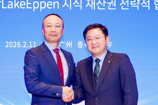 (왼쪽부터)엔 샤오린 싱후이핀 대표와 윤석환 CJ제일제당 대표가 협약식에서 만나 기념사진을 찍고 있다. ⓒCJ제일제당