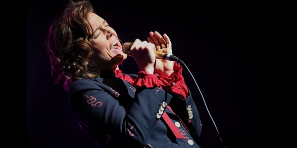 미국의 가수 브랜디 칼라일이 21일 롤링 스톤지에 "트럼프 지지자들이 '사기를 당했다'"고 선언했다. 사진은 2018년 11월30일 미니에폴리스에서 공연 중인 브랜디 칼라일의 모습. ⓒ&nbsp;Andy Witchger