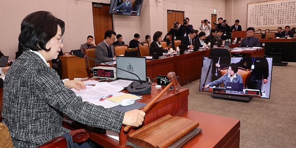 추미애 국회 법제사법위원회(법사위) 위원장이 23일 법사위 전체회의를 진행하고 있다. ⓒ연합뉴스