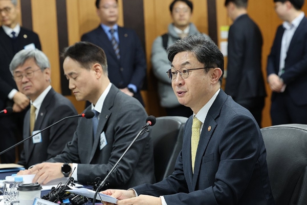 이억원&nbsp;금융위원장이 23일 서울 마포구 저축은행중앙회 건물에서 열린 '저축은행 건전 발전을 위한 최고경영자(CEO) 정책간담회'에서 발언하고 있다. ⓒ연합뉴스