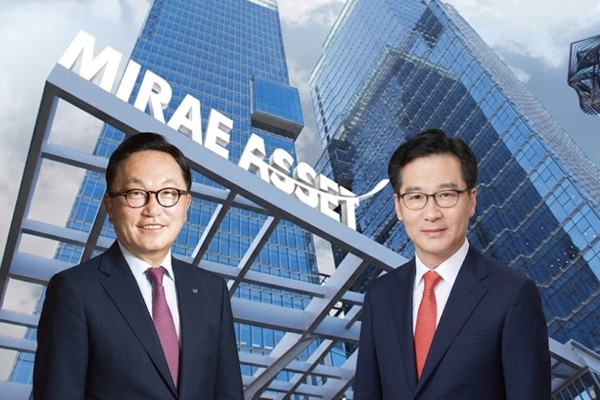 김재식 미래에셋생명 부회장(사진 오른쪽)이 '한국의 버크셔 해서웨이' 모델을 꺼내들었다. 왼쪽은 박현주 미래에셋그룹 회장. ⓒ허프포스트코리아