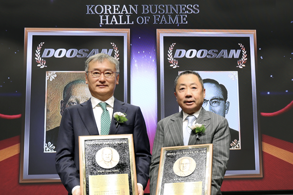 박정원 두산그룹 회장(오른쪽