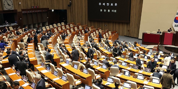 윤한홍&nbsp;의원이 24일 오후 국회 본회의에서 상법 일부개정법률안(대안)에 대한 무제한 토론(필리버스터)에 돌입하자 더불어민주당 의원들이 퇴장하고 있다. ⓒ연합뉴스