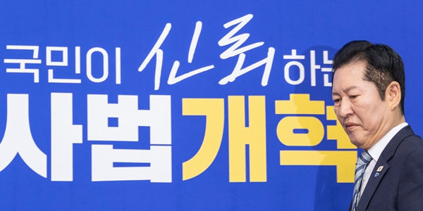 정청래 더불어민주당 대표가 25일 국회에서 열린 최고위원회의에 입장하고 있다. ⓒ연합뉴스