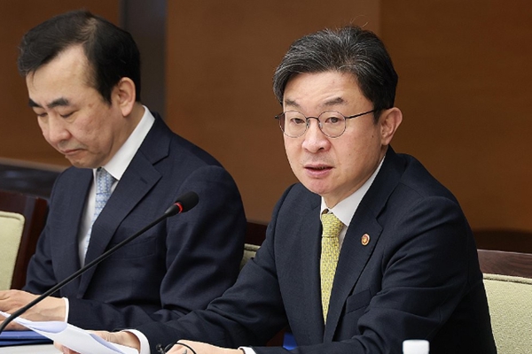 &nbsp;이억원&nbsp;금융위원장(오른쪽)이 25일 서울 중구 대한상공회의소 챔버 라운지에서 열린 '제4차 생산적금융 대전환 회의'에서 발언하고 있다. ⓒ금융위원회