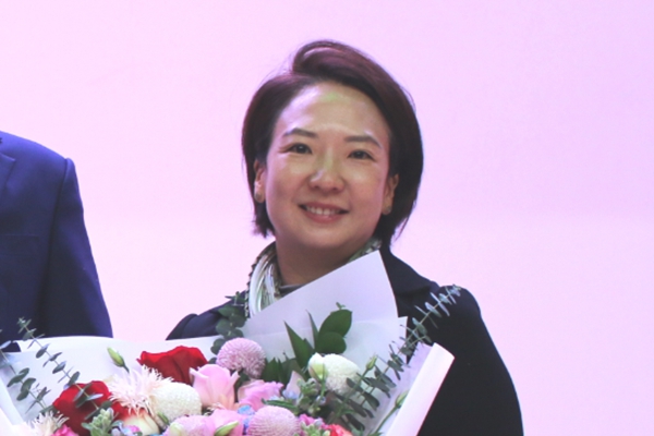 최현수 깨끗한나라 회장이 지난해 청주시 자연보전 유공 표창 수상을 기념해 사진을 찍고 있다. ⓒ깨끗한나라