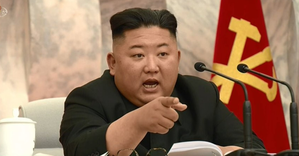 김정은 위원장이 손가락을 들어 간부들이 앉아있는 쪽을 가리키고 있다. ⓒ연합뉴스