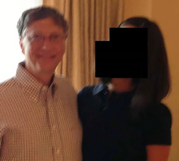 신원이 확인되지 않은 여성과 함께 찍힌 빌 게이츠의 사진. ⓒ미 하원 감독위원회