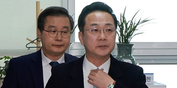 더불어민주당 '이재명 대통령 사건 공소취소와 국정조사 추진을 위한 의원 모임' 상임대표인 박성준 의원(오른쪽)과 간사인 이건태 의원이 지난 20일 박성준 의원실에서 운영위원회 회의를 마친 뒤 나오고 있다. ⓒ연합뉴스