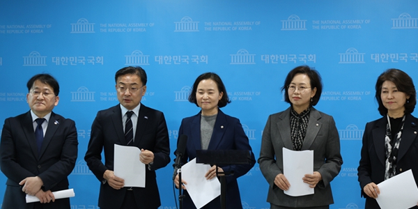 차규근(맨 왼쪽부터), 신장식, 이해민, 빅선희, 강경숙 조국혁신당 의원이 26일 국회 소통관에서 국민의힘이 주천한 천영식 방송미디어통신위원회 상임위원 후보 반대 기자회견을 하고 있다. ⓒ조국혁신당