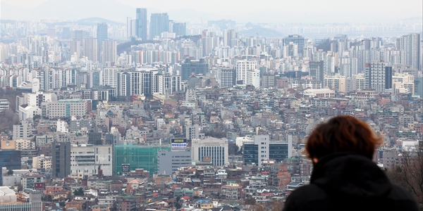 26일 한국부동산원에 따르면 강남구, 서초구, 송파구의 이른바 ‘강남3구’ 아파트 매매 가격이 일제히 하락했다. 사진은 서울 남산에서 바라본 서울 전경. ⓒ 연합뉴스