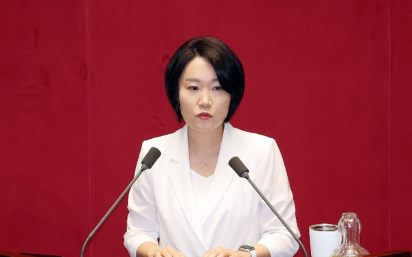 이소영 더불어민주당 의원(사진)이 27일 MBC '김종배의 시선집중'에 출연해 '주가 누르기 방지법' 도입을 추진하겠다고 밝혔다. ⓒ연합뉴스