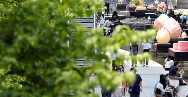 화창한 날씨 나들이에 나선 사람들. ⓒ연합뉴스