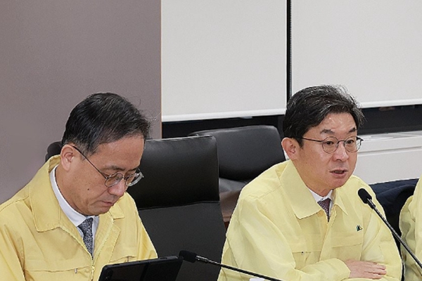 이억원 금융위원장 '긴급 금융시장 상황 점검회의' 주재했다 : 전문가들 추세적 증시 하락 가능성은 낮아