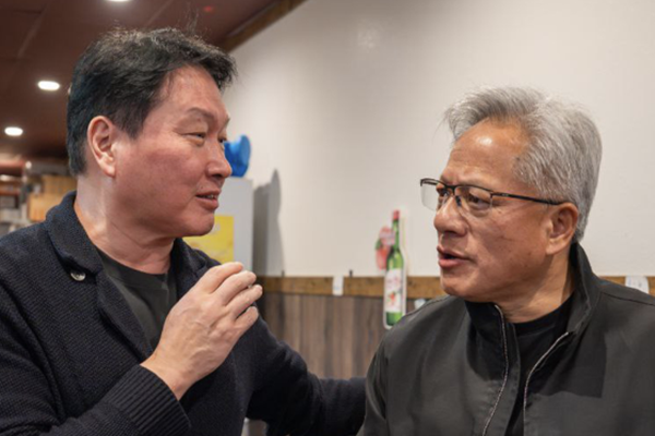 최태원 SK그룹 HBM 영토확장 직접 뛴다 : 미국 치맥회동 한 달 만에 엔비디아 젠슨 황 재회